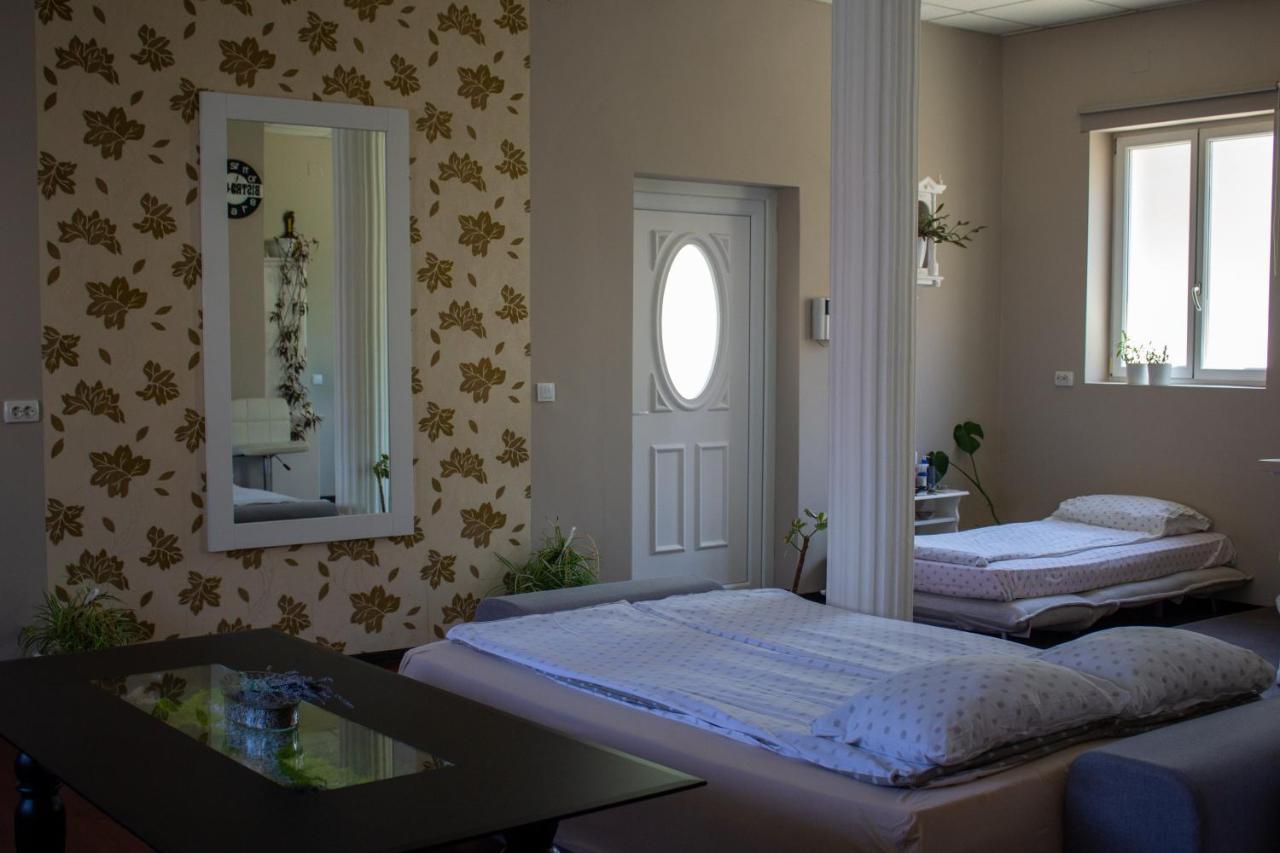 Yox Apartment 1 Орадеа Екстериор снимка